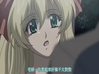 拿着手机记录女朋友吃鸡她还有点害羞