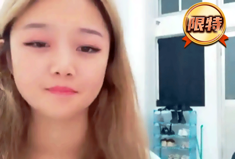 我要大鸡鸡 我要大鸡鸡 小骚逼痒痒的淫水已经泛滥往外流了，非常听话很欠操，掐着脖子伸出舌头，没肏一会就喊逼逼受不了了！