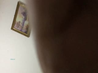 白皮母狗被大吊爆操在床 酥胸都被顶撞的动起来