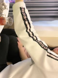 骚逼宝贝张大双腿被我越插越深 骚叫着要我射在她的小嘴里