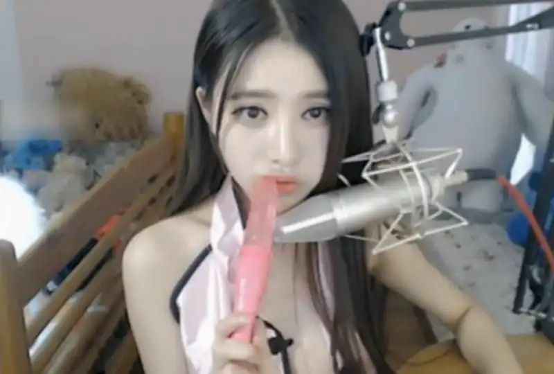 4.2K 21:27HD极品少妇 高颜值符文法师，吞食大鸡巴，主动骑乘摇曳，后入猛艹，无套激情外射在腹部！