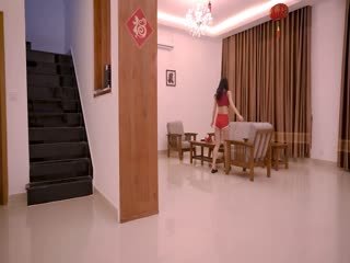 和女店员更衣室偷情！顾客误入员工更衣室撞到自慰店员，两人偷情做爱！