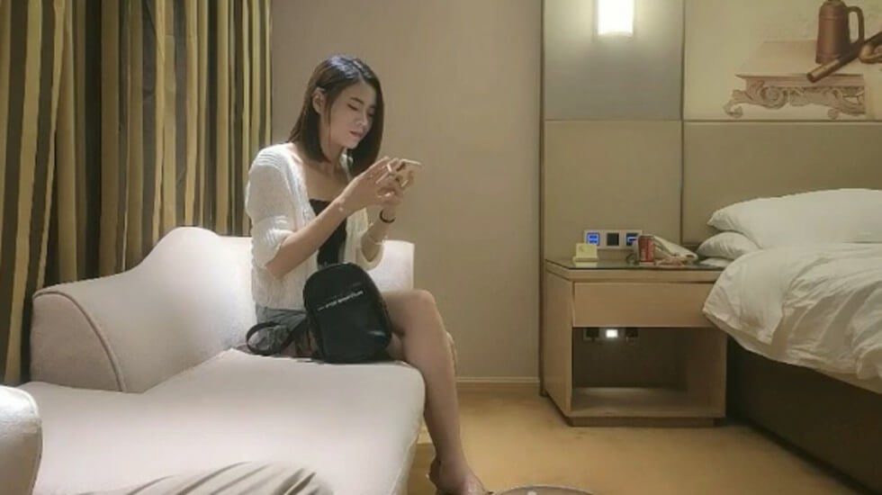 【国产精品】爱吃雪糕去给残疾人做SPA推油抚摸！捏着龟头挑逗他，竟叫妈妈求把鸡吧放骚逼里暖暖！女上位坐骑疯狂榨精，另他欲罢不能 [33:41]