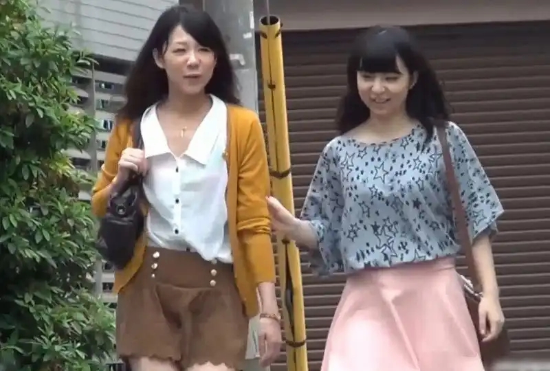 06年白虎白丝双马尾大二学妹扭屁股