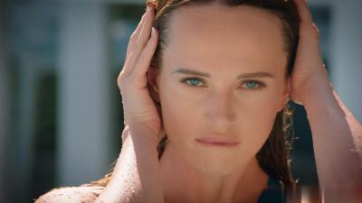 高颜值苗条身材反差女神口交技术精湛，含在嘴里舔弄