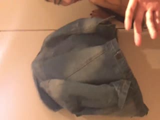 租房被拍，小夥子有一個讓人羨慕的溫順女友，肉肉好身材喊著雞巴趴在身上，玩著手機不時抽插做愛真性福