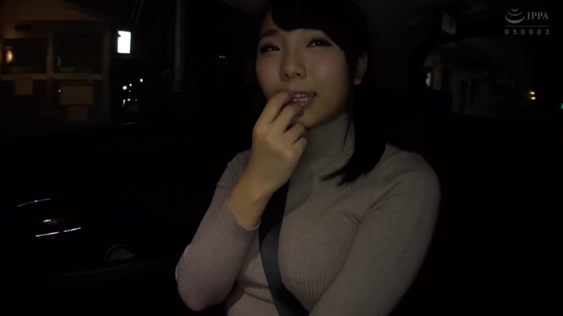 学生制服白裙诱惑！细长美腿撅起翘臀等你调教