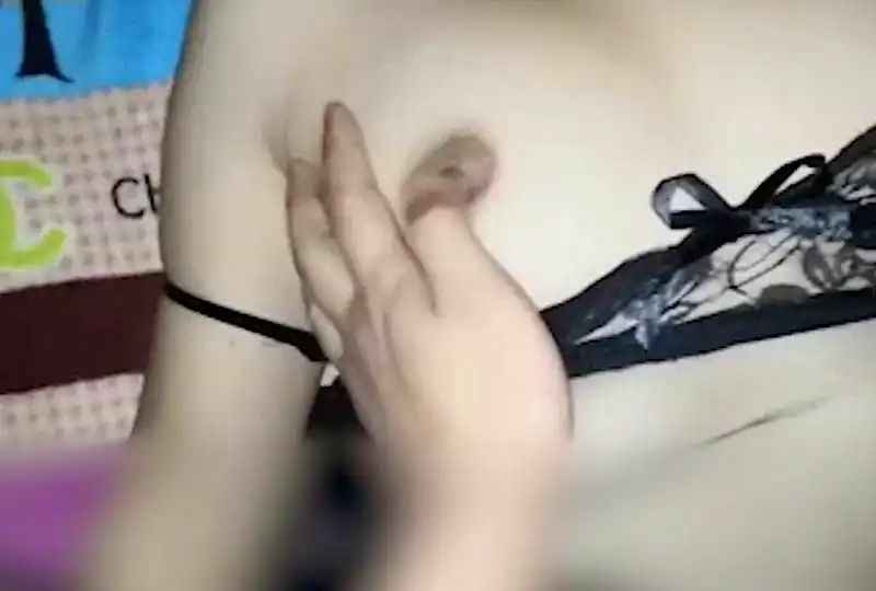 吊鐘乳人妻老公不在就出來偷情了2