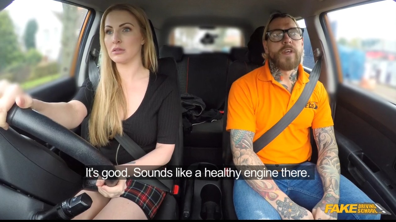 【真实足浴店按摩】一看就是老司机，上来就想疯狂进攻小穴，女技师抓住大肉棒含在嘴里，无套插入蜜穴看的我的老二又不争气的硬了