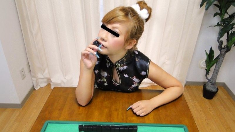 制服女仆对着镜子用假唧唧抽插 A片