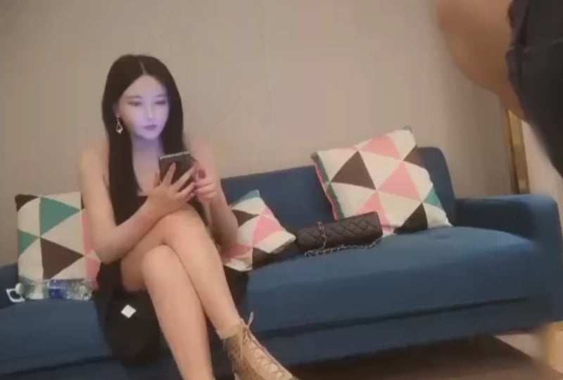 粉丝专享 可攻可受淫荡伪娘黑丝调教，强制男奴穿情趣内衣，手足交双重侍奉射精