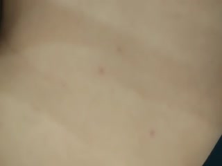 海角乱伦大神爱上亲妹妹下雨天爸妈不在家和妹妹独处，趁她打王者开语音的时候强行插入让她对着手机放肆淫叫