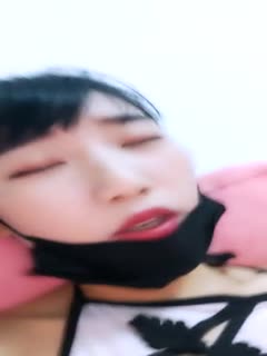 D 這個被女朋友甩的可憐男人怎麼這麼狠？ 三年後再次見面時，我的前女友又漂亮了，她在我心碎而虛弱的時候安慰我，還和我發生了性關係。