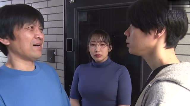 盯着卖车小姐姐的内内拍