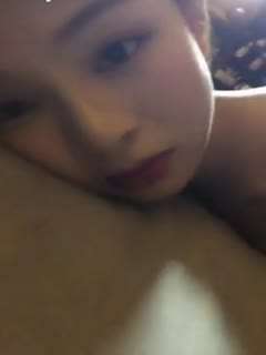 上海超清纯小美女不雅视频流出 精美颜值神似女星刘浩存 戴狗链套黑丝被男友爆操 蒙眼跪舔露脸无套内射！