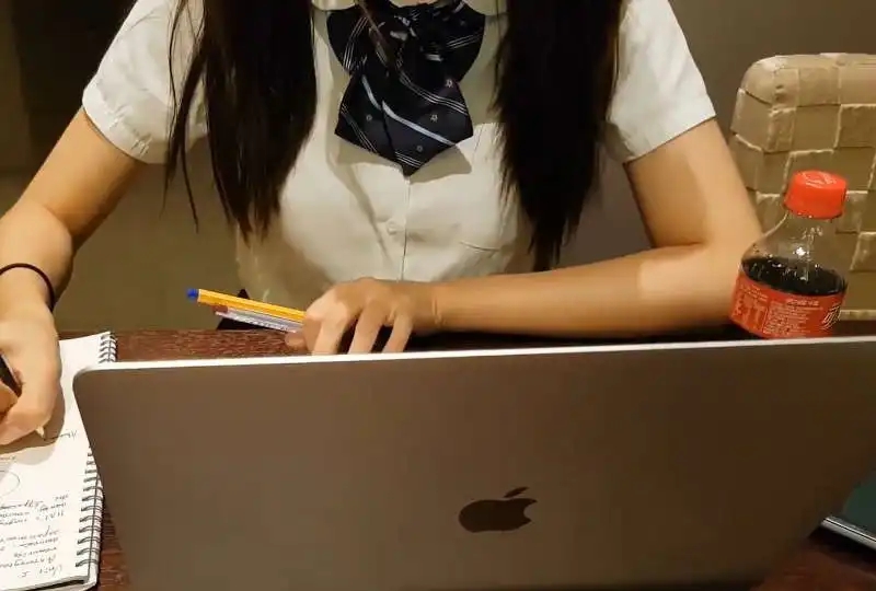 白虎美少妇SPA理疗 大白腿诱人按摩 浴袍下真空献身