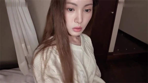 已婚的朋友在卧室里给朋友喂奶，而丈夫则在客厅里，甚至没有怀疑任何事情，而她的朋友则射在萨法达的喉咙里