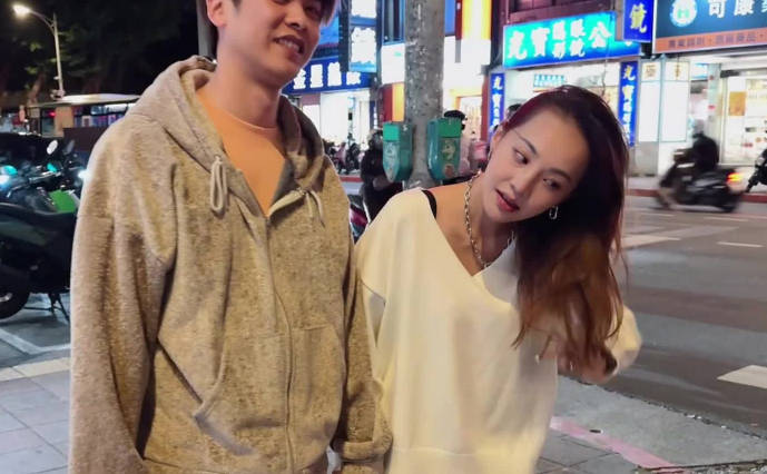 EdMosaic02-09室内设计师小梓是欲求不满女友绿帽癖男友找绝伦鸡鸡朋友一起3P连续射精2发