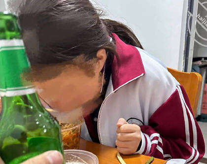 海角社区.小可爱喷了好多拿下萝莉的第二次