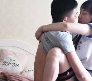 海角社区.跟女朋友吵架了买了一台苹果17给他把她哄好了