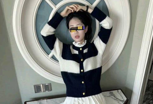 海角社区.搂着女儿在沙发上看她玩王者游戏一番纠缠下终于修成正果内射了女儿